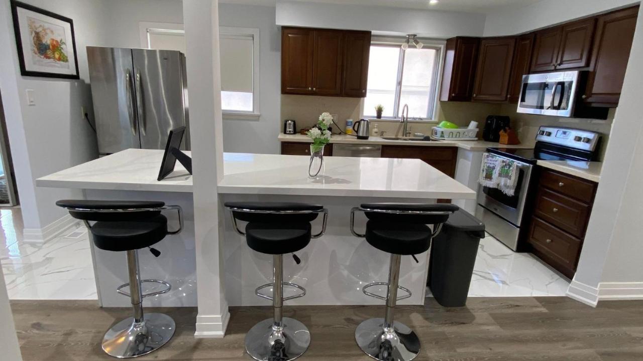 Spectacular 3 Bedroom 2 Wr House - Close To Airport Toronto Esterno foto